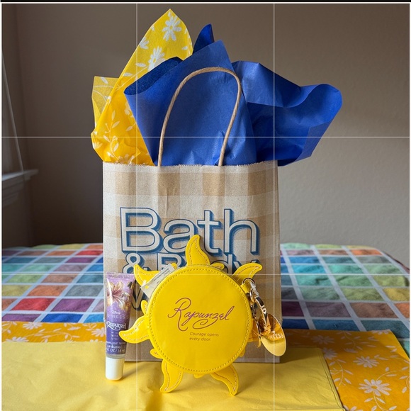 🌻👸🌻 BATH AND BODY WORKS RAPUNZEL SUN COIN PURSE & LIP GLOSS 🌻👸🌻 NWT 🌻👸🌻 - Picture 7 of 16